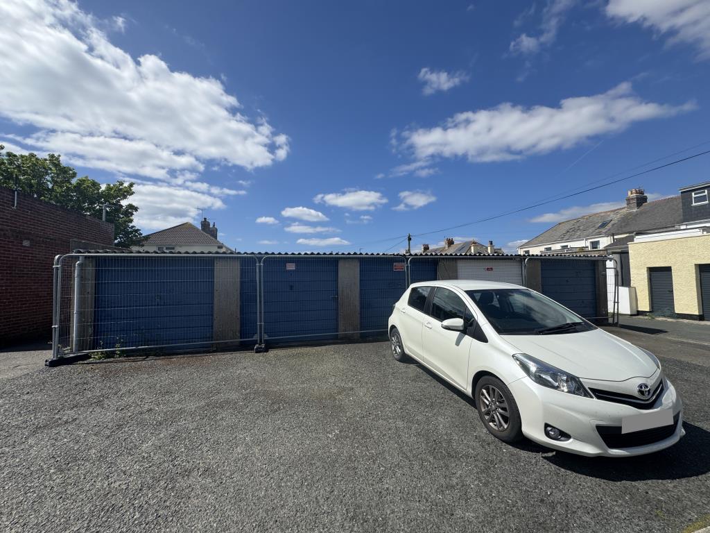 Lot: 17 - EIGHT FREEHOLD GARAGES - View of garages 2-5